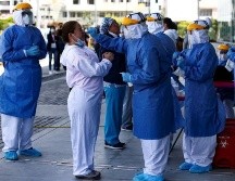 La situación obliga a posibles enfermos a realizar filas de hasta cuatro horas hasta ser sometidos a exámenes clínicos y una prueba rápida. EFE/J. Jácome