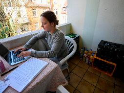 El confinamiento y el trabajo en casa llevaron a los clientes a demandar servicios de telecomunicaciones en el hogar. AFP/I. Fassbender
