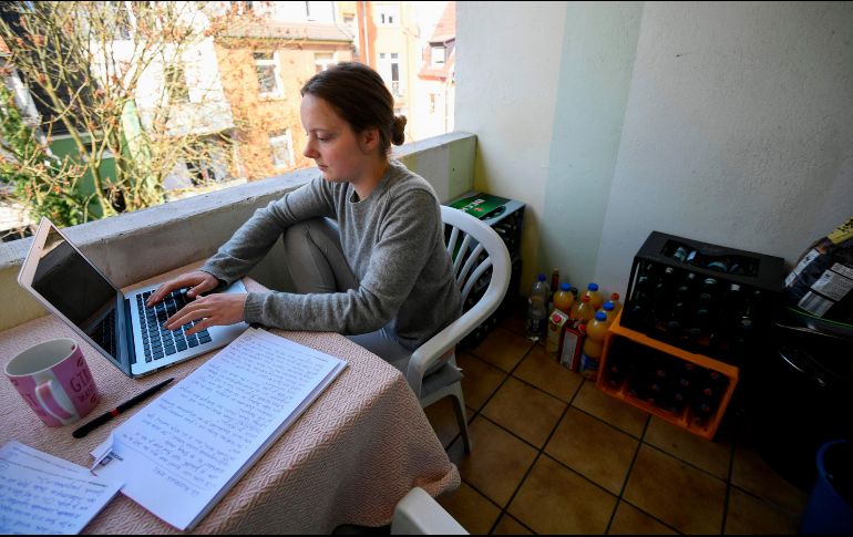 El confinamiento y el trabajo en casa llevaron a los clientes a demandar servicios de telecomunicaciones en el hogar. AFP/I. Fassbender