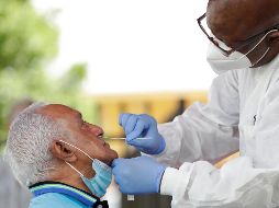 Pese a que el número de ingresos por la enfermedad se ha reducido en los últimos días, los hospitales continúan luchando contra la enfermedad. AP / ARCHIVO