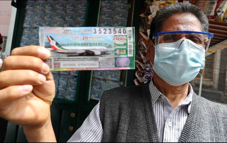 El Mandatario señala que desde el lunes pasado cuando se presentó el avión se reactivó lo de la venta de los billetes, de los cachitos. SUN / B. Fregoso