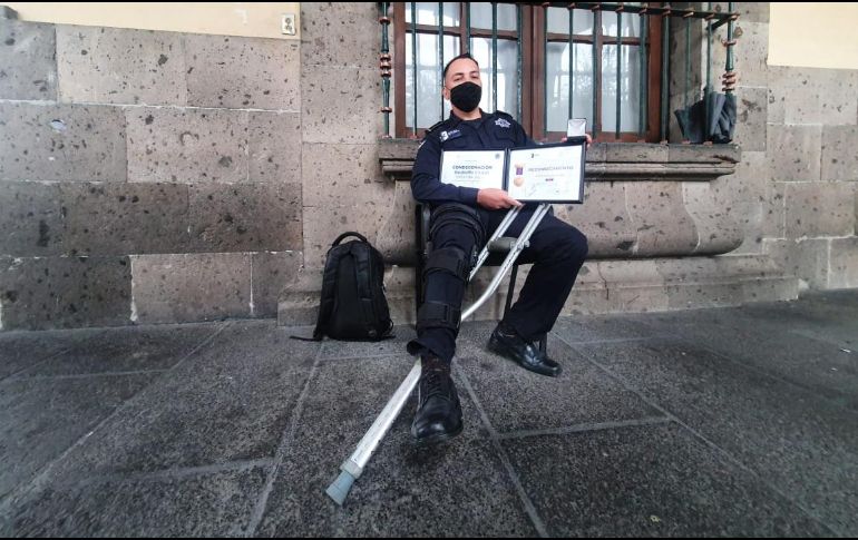 Velarde aún se mueve con muletas por las lesiones que sufrió. EL INFORMADOR/R. Bobadilla