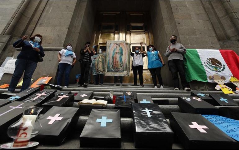 Activistas contra el aborto celebran la decisión tomada este miércoles por la Suprema Corte de Justicia de la Nación. EFE/J. Méndez