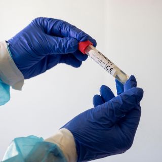 El Reino Unido estudia hacer pruebas para reducir días de cuarentena