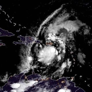 La tormenta "Isaías" golpea Puerto Rico con viento y lluvia