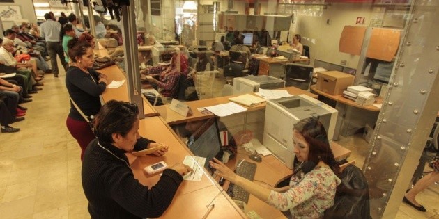 Bur&oacute;cratas regresan a laborar a oficinas el 1 de octubre