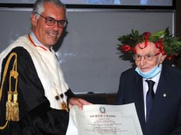 Paternò ha podido defender presencialmente su tesis, acompañado por sus dos hijos y sus cuatro nietos. TWITTER / @unipa_it