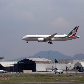 Calderón se molestó mucho de que se exhibiera avión: López Obrador