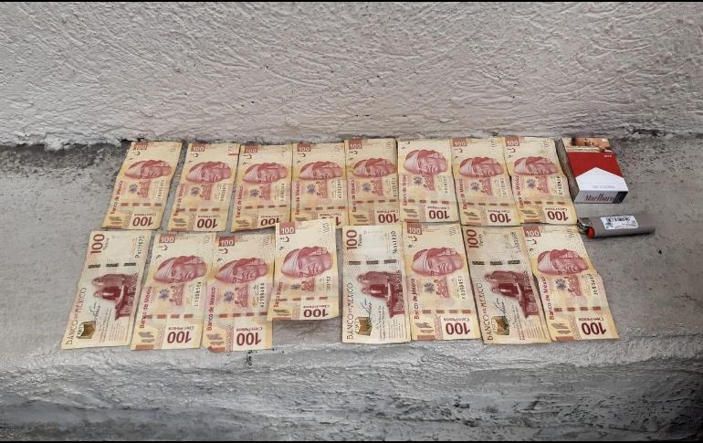 Al aprehendido se le encuentran mil 600 pesos, una cajetilla de cigarros y un encendedor, botín que correspondía a lo robado. ESPECIAL