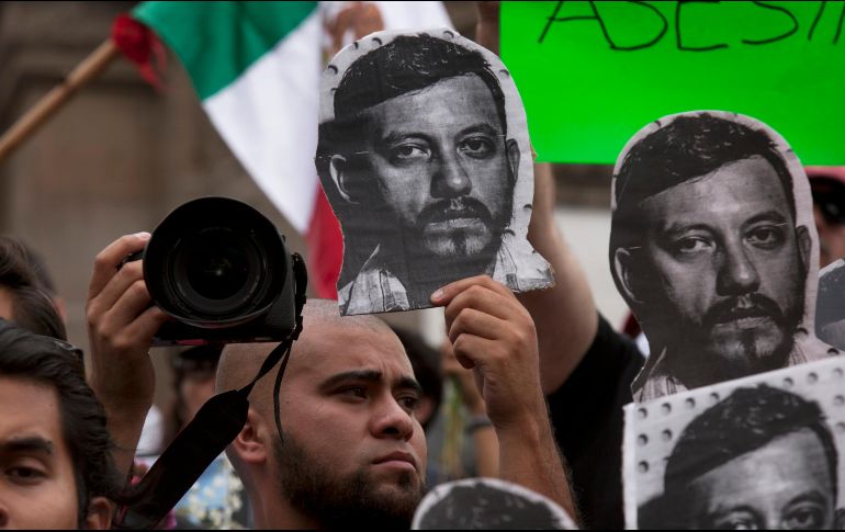 Imágenes de Rubén Espinosa durante una manifestación por su asesinato, ocurrido en 2015 en Ciudad de México. AP/ARCHIVO