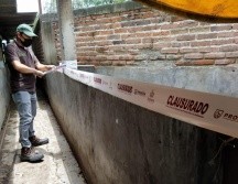 Inspector pone cinta delimitadora y sellos de clausura. ESPECIAL