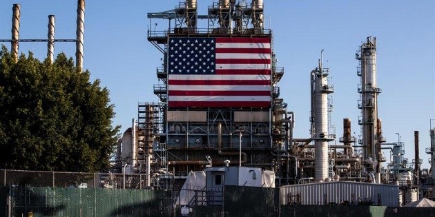 Precios del petróleo caen por preocupación sobre excedentes