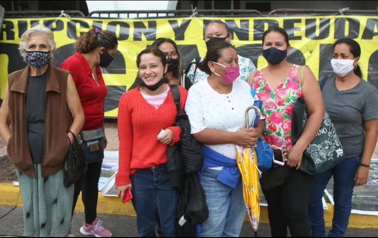 Madres y jefas de familia se manifiestan frente a Casa Jalisco. EL INFORMADOR/ARCHIVO