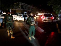 Fuerzas de seguridad afganas vigilan la zona donde ocurrió el atentado. EFE/J. Jalali