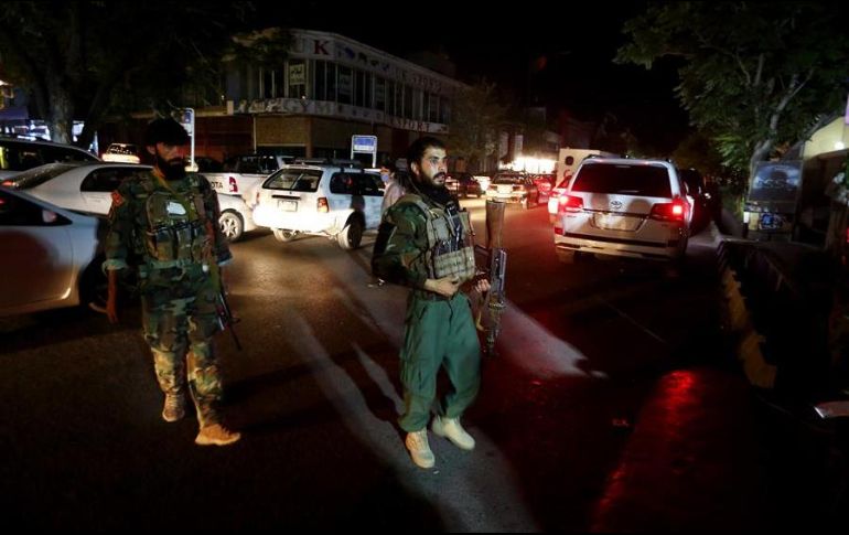 Fuerzas de seguridad afganas vigilan la zona donde ocurrió el atentado. EFE/J. Jalali