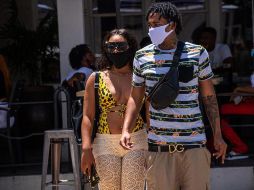 Una pareja pasea por la calle Ocean Drive este miércoles, en South Beach, Miami, Florida. EFE/ Giorgio Viera