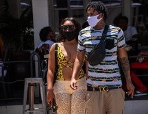Una pareja pasea por la calle Ocean Drive este miércoles, en South Beach, Miami, Florida. EFE/ Giorgio Viera