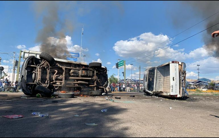 Pobladores quemaron vehículos de la CFE y la Conagua, tomaron las vías del ferrocarril e incendiaron las casetas de cobro de Saucillo y Camargo. TWITTER/@AngelNeri_