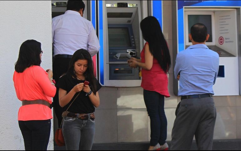 Los bancos también podrán ofrecer a las personas físicas créditos hipotecarios y automotrices con los límites y condiciones que se establezcan para ello. EFE/J. Jácome