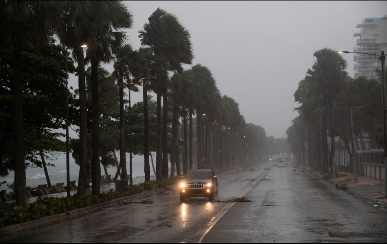 El huracán también ha dejado fuertes lluvias en República Dominicana  y Puerto Rico. EFE / O. Barria
