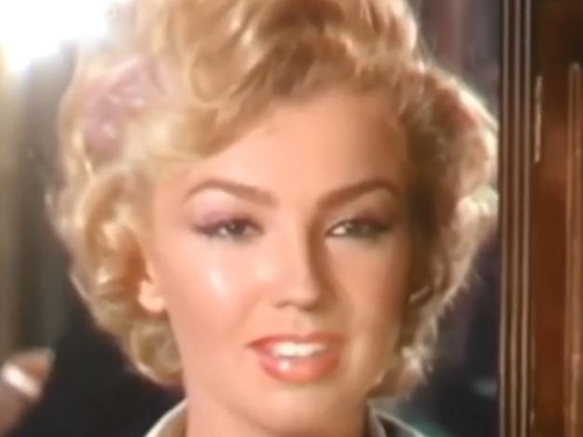  Thalía impacta con su parecido a Marilyn Monroe