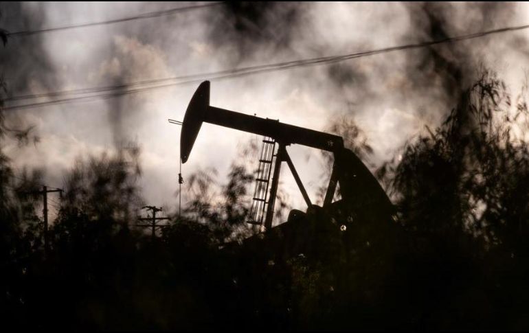 En el acumulado de julio, el Brent subió más del 5% y el WTI, un 2.5 por ciento. EFE/ARCHIVO