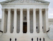 Fotografía de archivo en donde se ven a algunos agentes de policía en guardia a la entrada del Tribunal Supremo en Washington, Estados Unidos. EFE/ARCHIVO