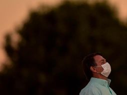 El presidente de Brasil, Jair Bolsonaro (d), en el Palacio do Alvorada, en Brasilia. EFE/A. Sousa