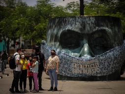 Una de las medidas de la campaña es colocar los cubrebocas en monumentos de la metrópoli. EL INFORMADOR/F. Atilano