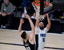 Evan Fournier (#10) aportó 24 puntos para el triunfo de Orlando. AP/A. Landis