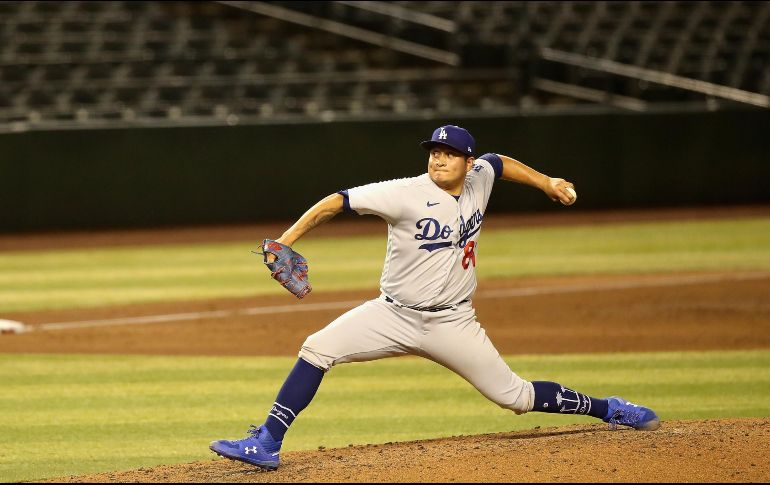 Después de los fuegos, varias personas aparecen gritando y celebrando la aparición del zurdo, quien se convirtió en el mexicano 130 en jugar en las Grandes Ligas. AFP / C. Petersen