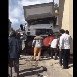 Camión del IMSS embiste varios vehículos en Oxchuc, Chiapas