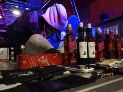 Se les aseguró seis botellas de whiskey, 13 cajetillas de cigarros, mil 500 pesos en efectivo y cinco teléfonos celulares. ESPECIAL