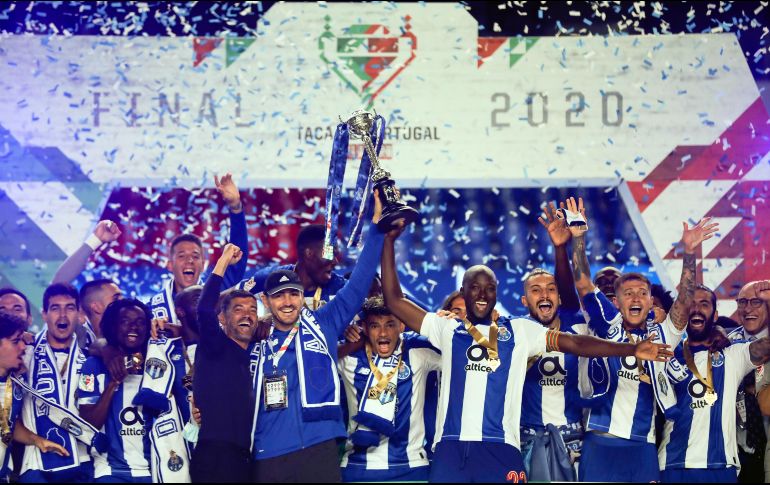 Porto logró hoy su segundo título de la temporada tras la liga, la Copa de Portugal, gracias al doblete del congoleño Mbemba. EFE / P. Cunha
