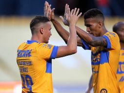 Jesus Dueñas festeja su gol, anotado al minuto 52, con Francisco Meza. IMAGO 7