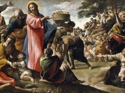 «Tomó los cinco panes y los dos pescados, y mirando al cielo, pronunció una bendición, partió los panes y se los dio a los discípulos para que los distribuyeran a la gente. Todos comieron hasta saciarse». WIKIPEDIA/«Milagro de los panes y los peces», de Giovanni Lanfranco.