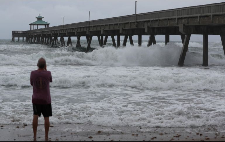 Los fuertes vientos han dejado ya sin servicio eléctrico a mil 500 clientes del sureste de Florida. AFP / J. Raedle