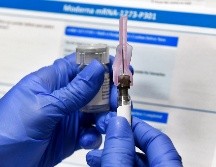 Una de las opciones para distribuir la vacuna en EU es considerar la geografía y darle prioridad a las personas de sitios muy afectados por los brotes. AP / ARCHIVO