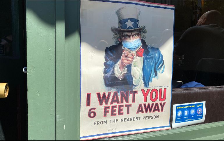 La imagen del Tío Sam, usada por la Armada estadounidense para reclutar ciudanos, se ve con un cubrebocas y un mensaje que pide respetar la distancia social de 6 pies (unos. 1.8 metros). AFP/ARCHIVO