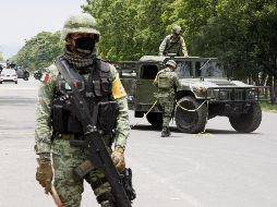 Elementos del Ejército vigilan una carretera en el municipio de Juventino Rosas, Guanajuato, donde hoy fue detenido 