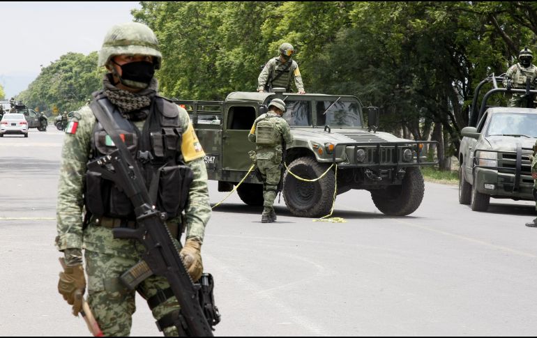 Elementos del Ejército vigilan una carretera en el municipio de Juventino Rosas, Guanajuato, donde hoy fue detenido 