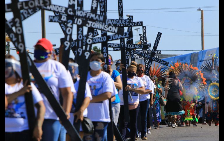 Se desplegaron cruces con los nombres de las víctimas mortales. EFE/L.Torres