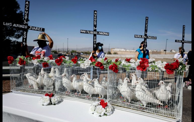 Palomas blancas previo a su liberación durante e homenaje. AFP/M. Tama