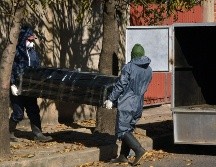 En ciudades como Cochabamba comenzaron a verse cuerpos en las calles, donde familiares los debajan por miedo al contagio. AFP/ARCHIVO