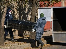 En ciudades como Cochabamba comenzaron a verse cuerpos en las calles, donde familiares los debajan por miedo al contagio. AFP/ARCHIVO
