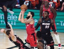 VALIOSO. Fred VanVleet (der.) aportó 36 puntos ante el Heat. AP / A. Landis
