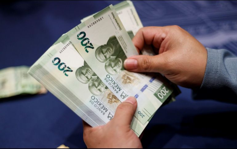 También se prevé que la divisa mexicana cierre en 22.69 pesos por dólar. ARCHIVO