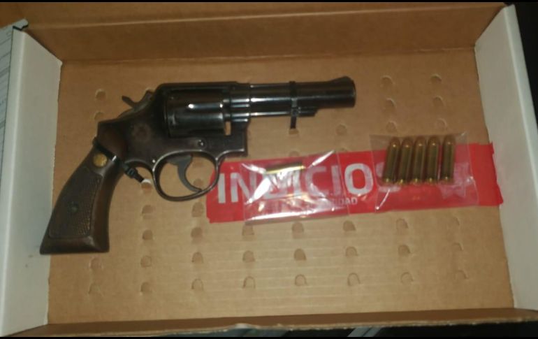 Al hombre, aprehendido en un domicilio ubicado en la Colonia Lomas del Paraíso, se le encuentra un arma calibre 38. ESPECIAL/Policía de Guadalajra