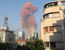 Residentes reportaron ventanas rotas y la caída de techos falsos, incluso a kilómetros de distancia. AFP / A. Amro