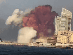 Momento de una explosión en el puerto. ESPECIAL/YOUTUBE